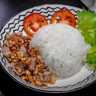 ข้าวหมูกระเทียม